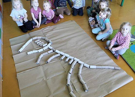 Szkielet dinozaura z rolek po